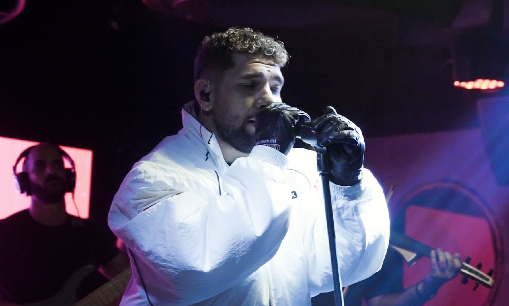 Lege-Cy: On Performing in intimate settings 